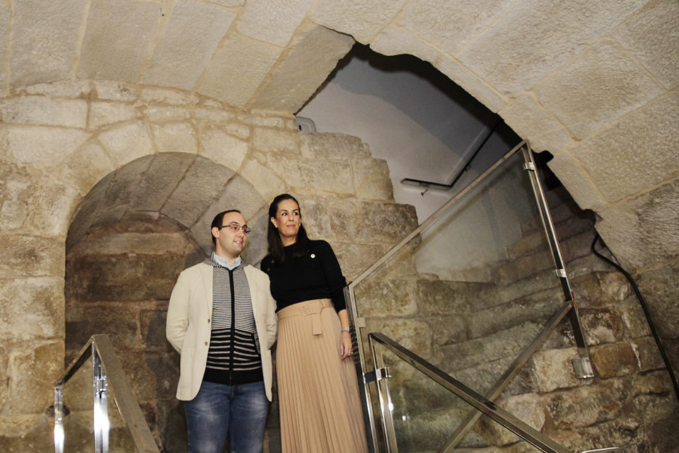 Los concejales Esmeralda Campos y Adrián Calonge presentan el nuevo programa de visitas a calados. / Ingrid