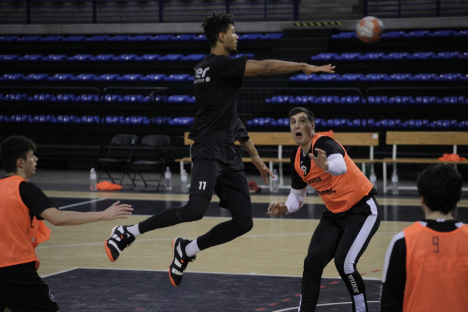 Junior Scott se dispone a lanzar en una imagen del entrenamiento del jueves. / Ingrid