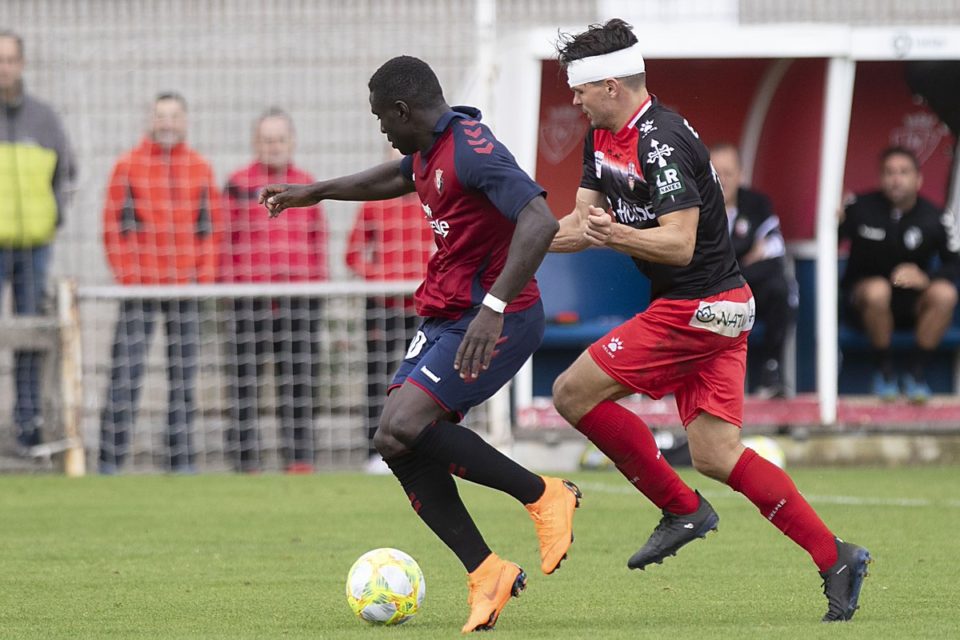 Errasti, con un golpe en la cabeza, persigue a un delantero osasunista. La UDLse impuso por 0-1 en Tajonar. / Atlético Osasuna