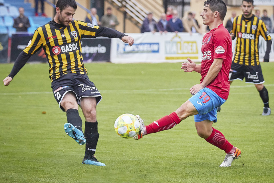Jorge Fernández obstaculiza un centro de un jugador del Barakaldo. Jorge Fernández es el máximo goleador del equipo de Miguel Sola. / Rafa Laguna (CD Calahorra)