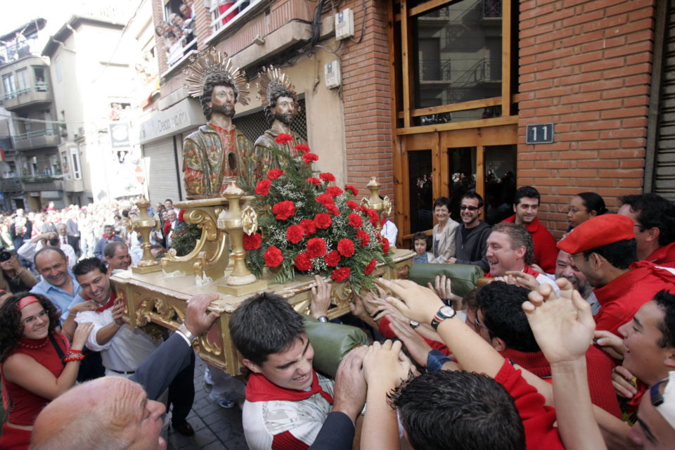 Uno de los momentos del robo de los santos de la procesión de San Cosme y San Damián. / Tomás Alonso