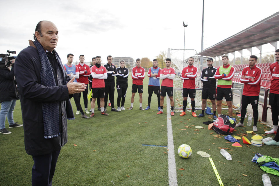 Félix Revuelta traslada a sus futbolistas sus intenciones tras charlar con los aficionados. / Clara Larrea