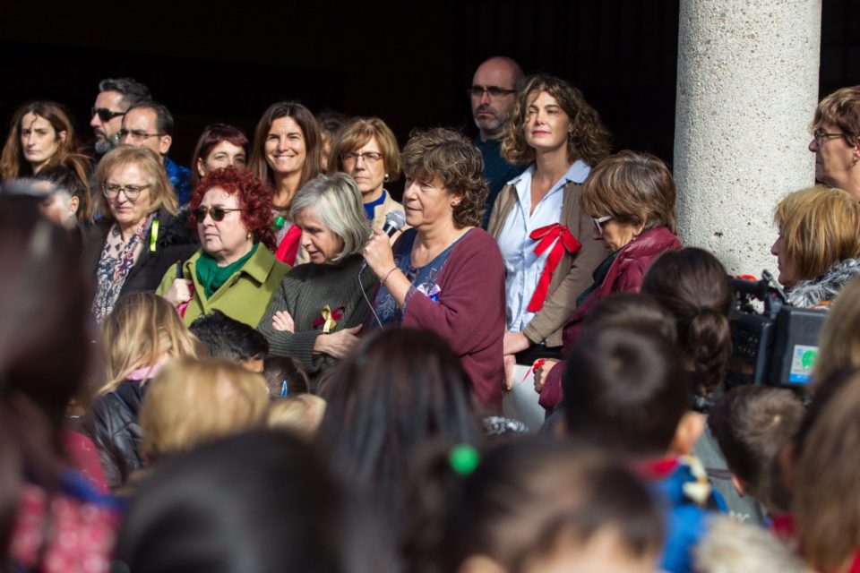 La directora, Luisa Bárcenas (c), junto a la presidenta de la AMPA, Sara Mazo (d) y profesores. / Raquel Manzanares (Efe)