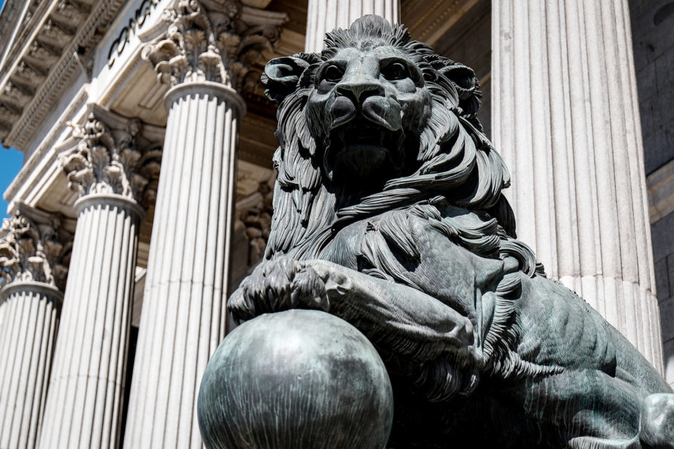 Uno de los leones situado en el acceso principal del Congreso de los Diputados. / Europa Press