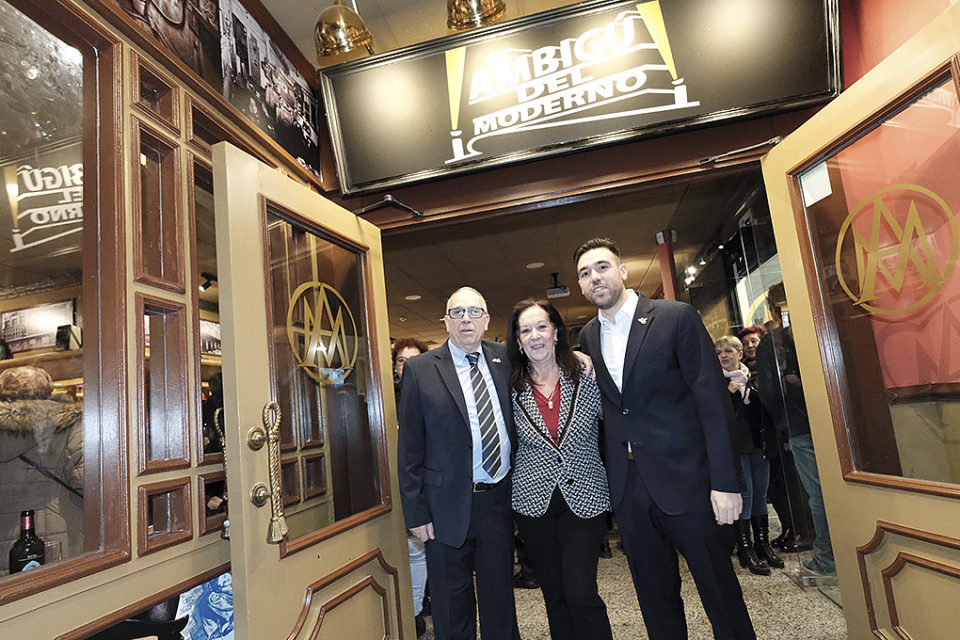 Mariano Moracia, con su mujer y su hijo, en la inauguración de El Ambigú del Moderno. / NR