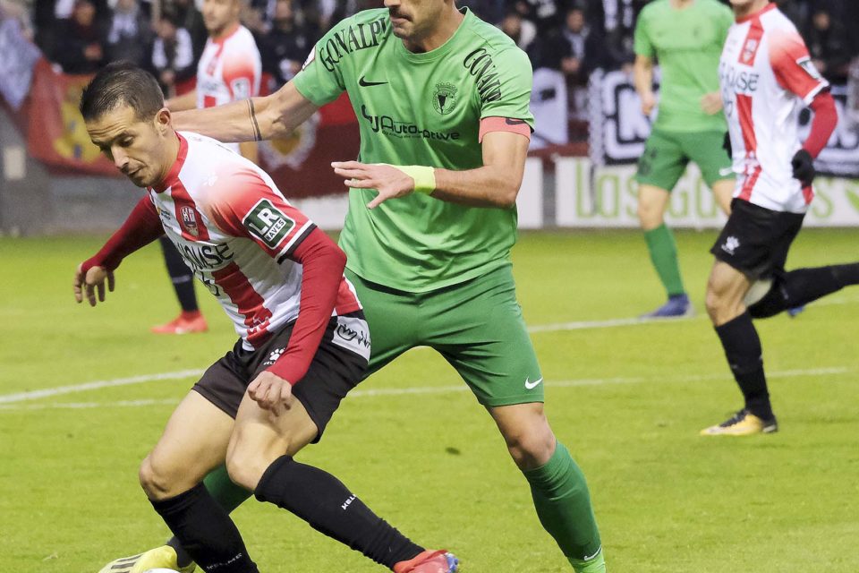 Ñoño protege el esférico en presencia de un jugador del Burgos. El gaditano se ha ausentado en los dos últimos entrenamientos. / Diario de Burgos