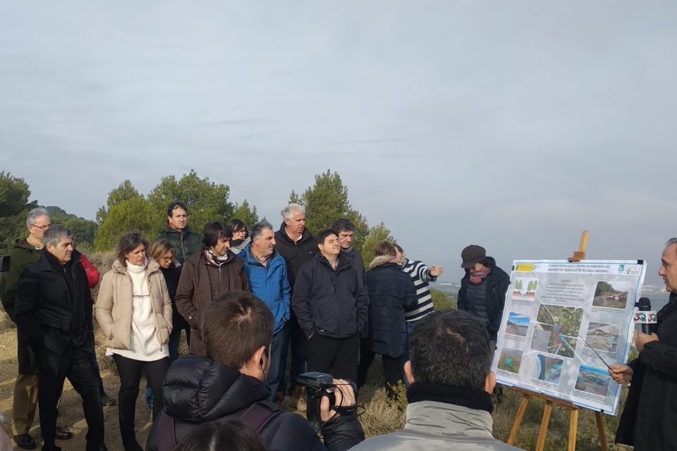 El consejero riojano José Luis Rubio participó en una visita a las obras de restauración fluvial en los meandros del río Arga. / NR