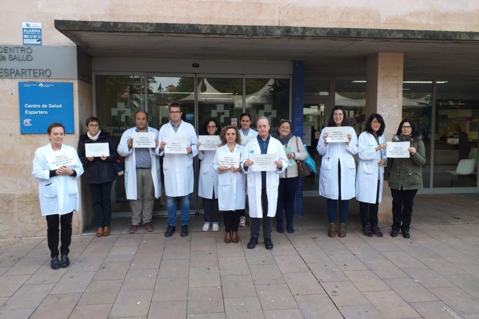 Concentración de profesionales sanitarios en el centro de salud Espartero de Logroño. / @AP_rioja