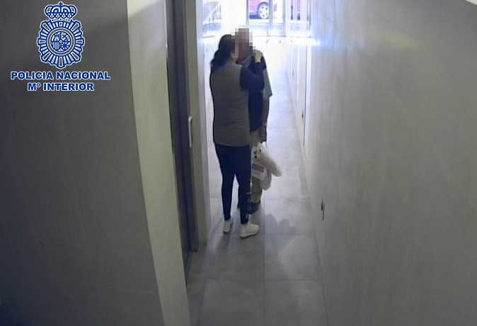 Imputados dos timadores por robar a personas mayores con el abrazo 'amoroso'