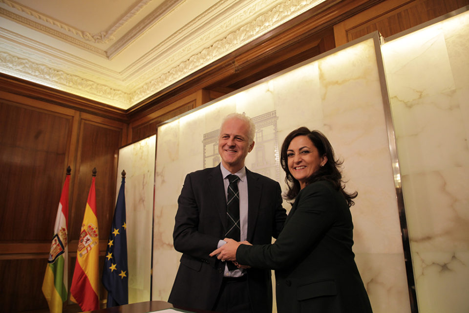 El alcalde de Logroño, Pablo Hermoso de Mendoza, y la presidenta del Gobierno riojano, Concha Andreu, han firmando este miércoles el Convenio de Capitalidad. / Ingrid