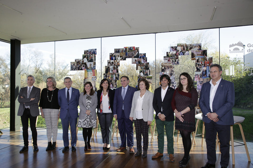 Concha Andreu, en el centro de la imagen, posa con los consejeros del Gobierno que preside. / Ingrid