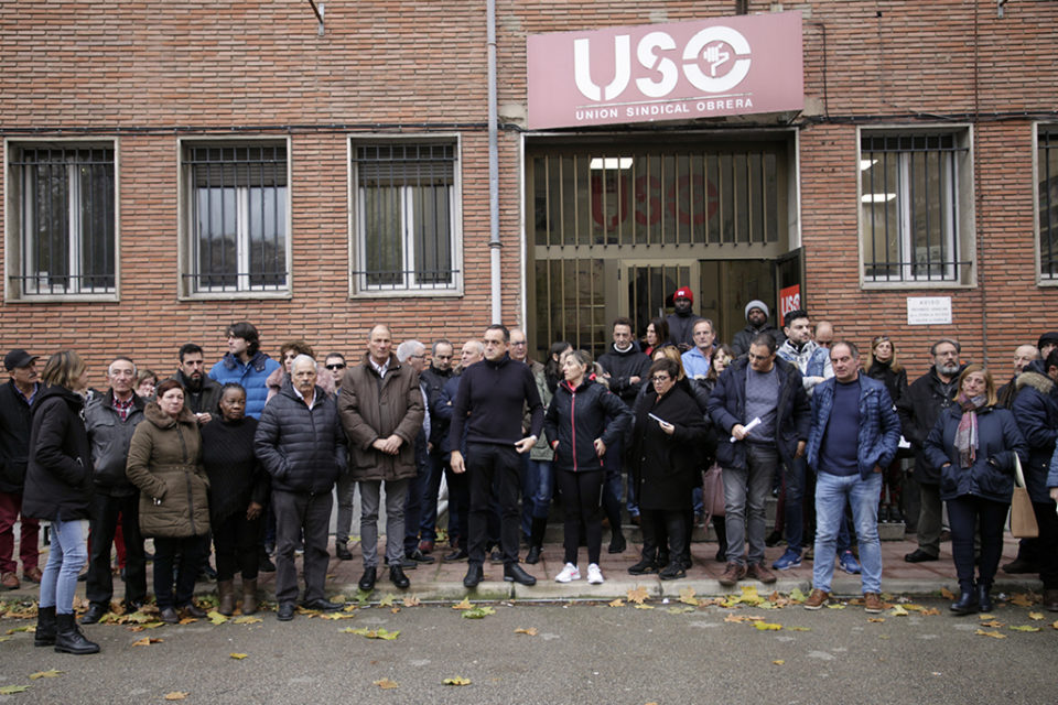 Miembros del sindicato, familiares y compañeros del fallecido, se concentran frente a la sede de USO. / Ingrid