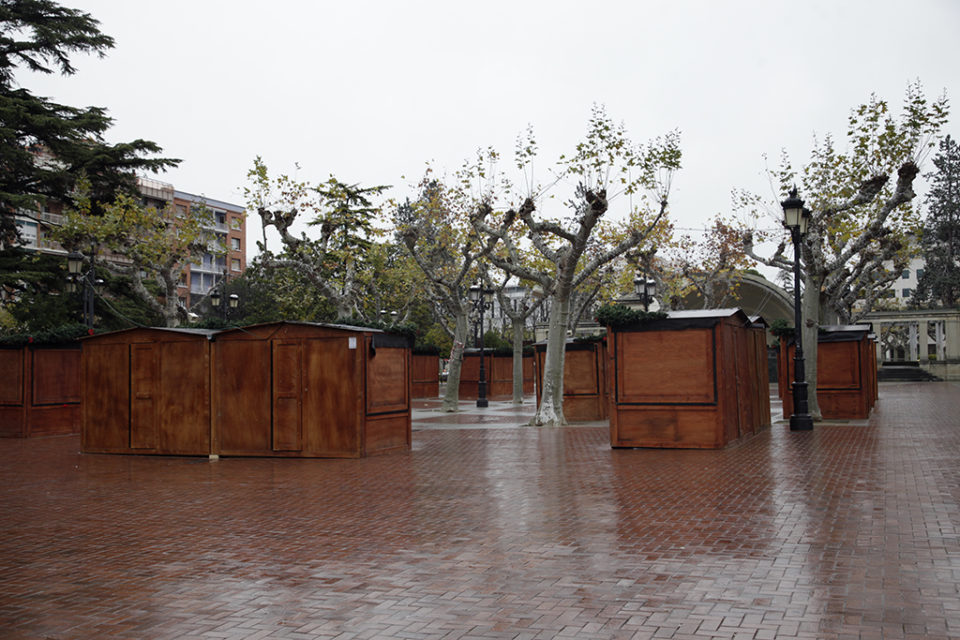 Casetas del mercado de Navidad instaladas en El Espolón. / Ingrid