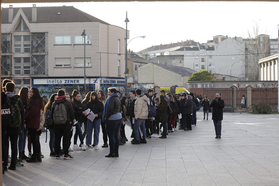 Cola de alumnos frente a la Consejería de Educación, el pasado 18 de diciembre. / Ingrid