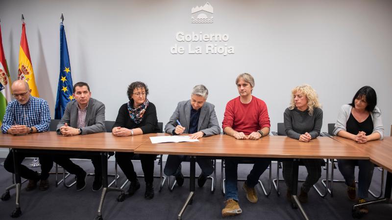 El consejero firma el acuerdo suscrito con los sindicatos UGT, CCOO, STAR y FSES. / NR