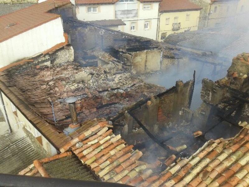 Daños provocados por el fuego en las casas de Foncea. / Gobierno de La Rioja
