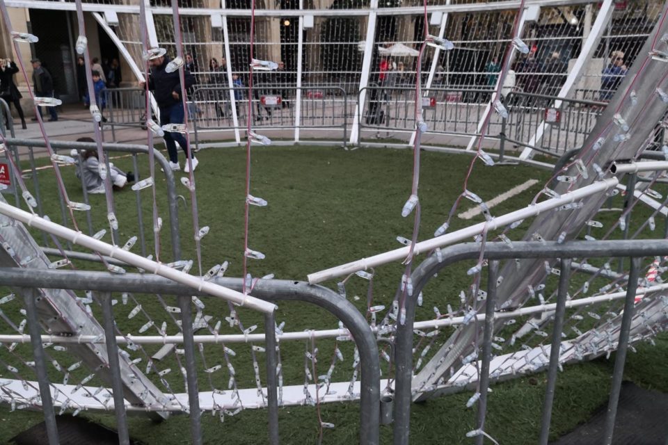 Estado en el que ha quedado la bola tras el acto vandálico. /NR