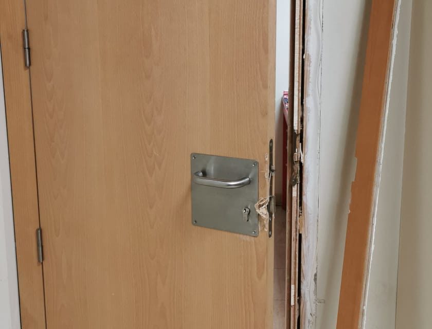 Estado de la puerta de acceso a las oficinas del Calahorra tras el robo. / CD Calahorra