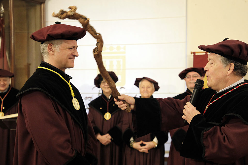 El alcalde recibe el 'cepazo' del gran maestre de la Cofradía del Vino de Rioja. / Ingrid