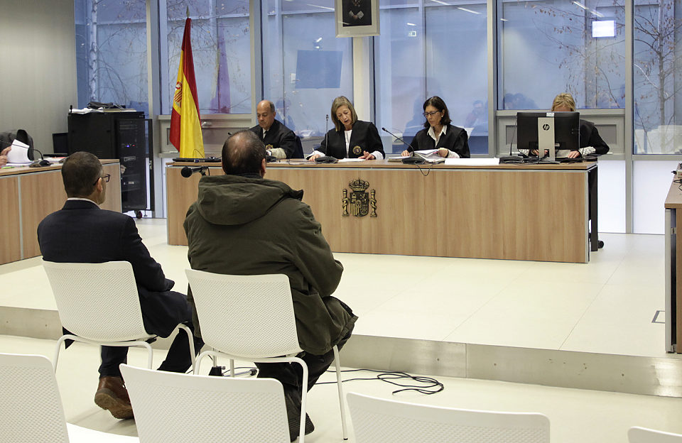 Los dos acusados, de espaldas, durante la sesión del juicio, en la Audiencia Provincial. / Ingrid