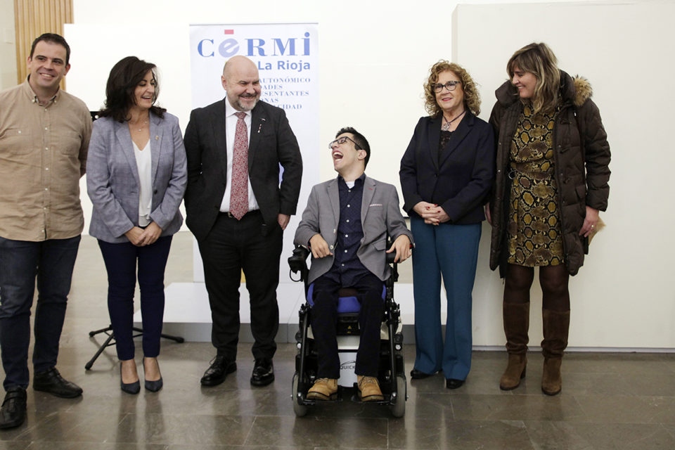 El joven riojano, con la presidenta regional, Concha Andreu, y responsables del CERMI, en el acto en el que recibió el premio por su ejemplo de lucha. / Ingrid