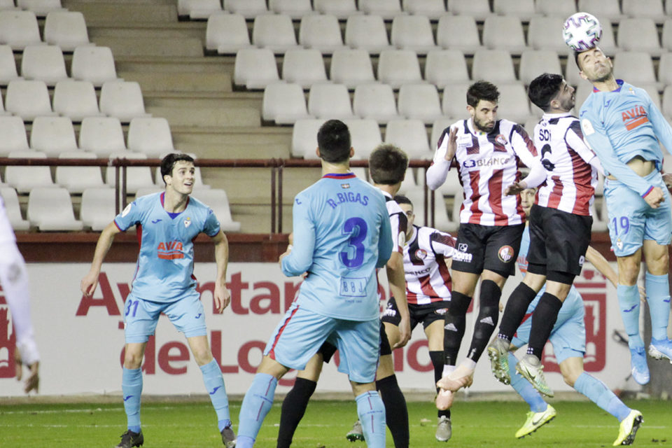 El jugador del Eibar Charles, autor de los dos útlimos goles de la noche ya en el tramo final del encuentro, remata de cabeza ante Rojas y Chacón. / Clara Larrea