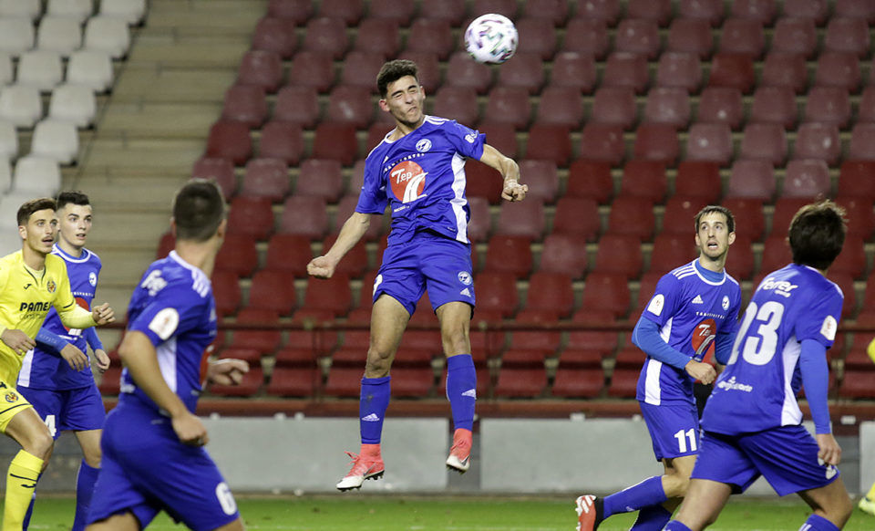 Campo despeja de cabeza el balón. / Clara Larrea
