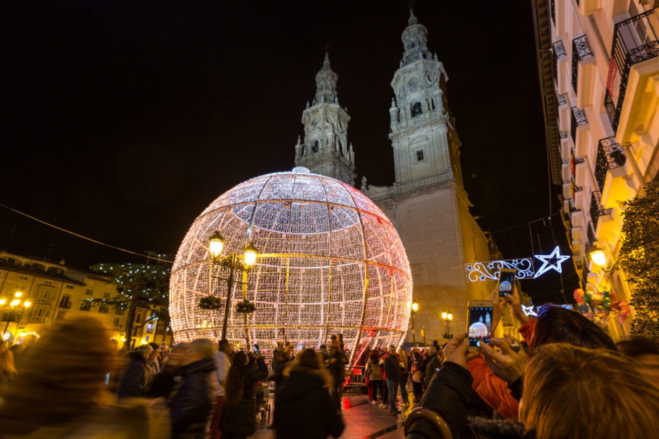 La bola de Navidad iluminada frente a la concatedral de La Redonda. / Raquel Manzanares (Efe)