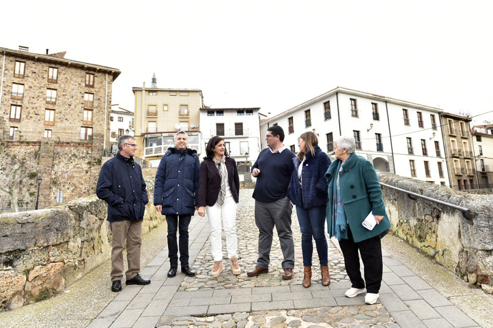 La presidenta y miembros de su gabinete, con autoridades locales, el lunes en Torrecilla. / NR