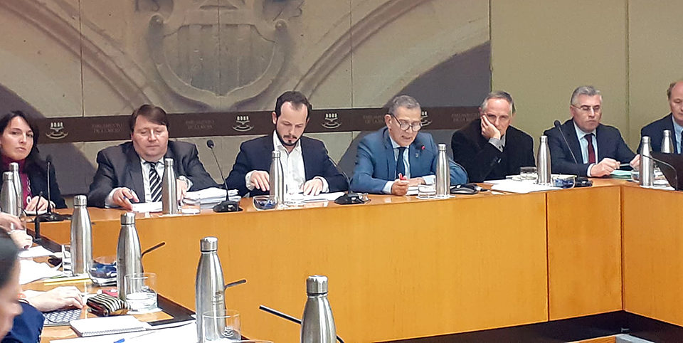 El consejero de Hacienda, durante su intervención en la Comisión de Presupuestos del Parlamento regional. / NR