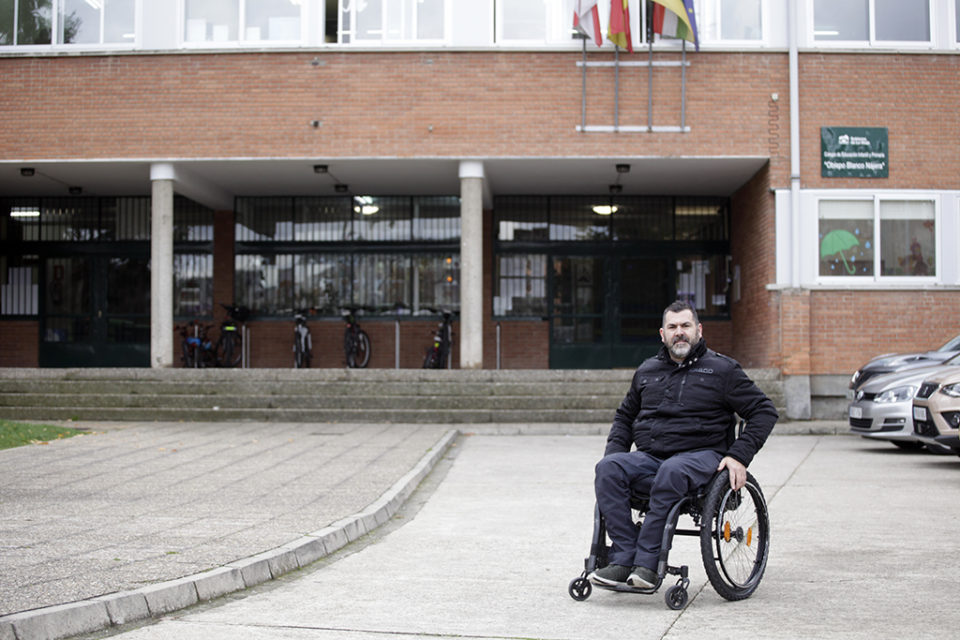 Juanjo Chacón, promotor de la recogida de firmas para pedir un ascensor, frente al Colegio Obispo Blanco. / Ingrid
