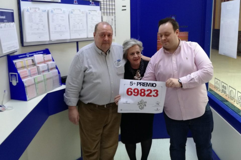 Los responsables de la administración La Uva de la Fortuna, en el centro comercial Parque Rioja, muestran el número premiado. /POPULAR TV