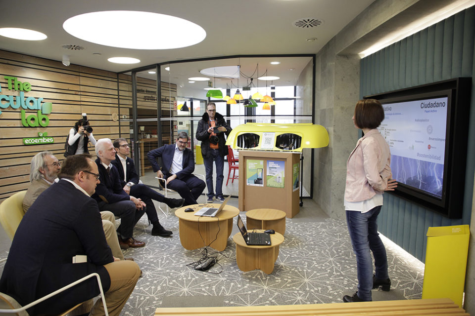 El alcalde y el concejal de Medio Ambiente, en las instalaciones de The Circular Lab. / Ingrid