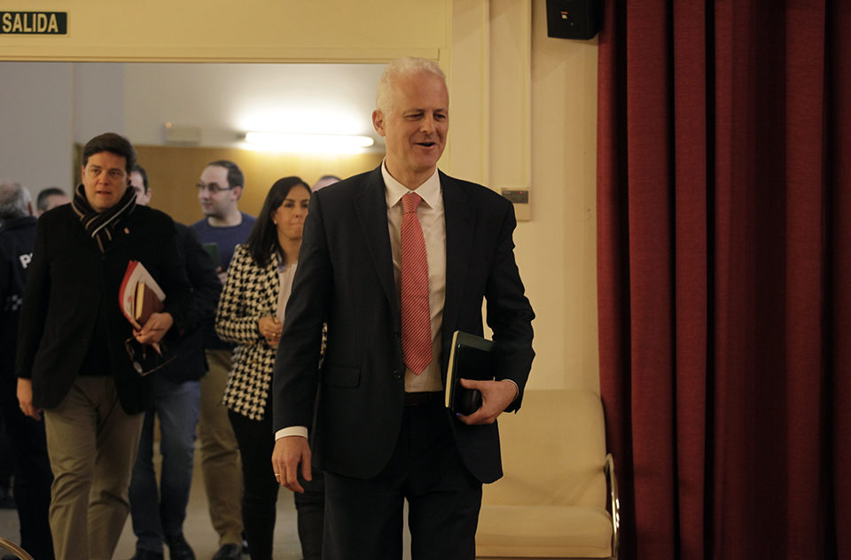 El alcalde accede al Salón de Plenos del Ayuntamiento de Logroño. Tras él, Kilian Cruz y Esmeralda Campos. / Ingrid