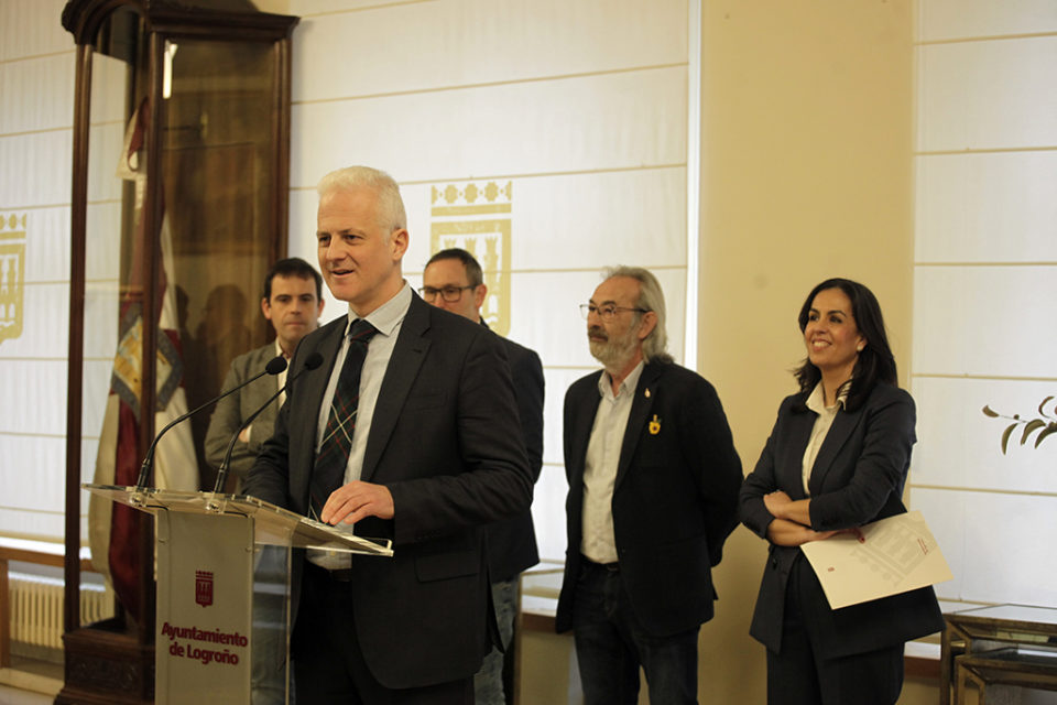 El alcalde presenta el anteproyecto de presupuestos junto a la concejala de Economía y sus socios de Gobierno. / Ingrid