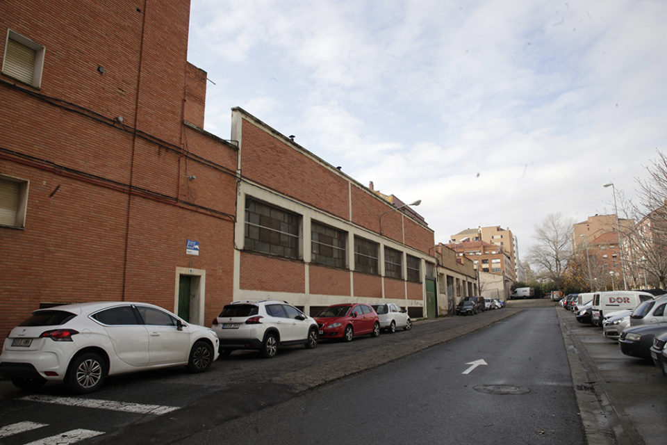 La calle Eibar, vista desde Paula Montalt, está actualmente dividida por los pabellones industriales de la zona. / Ingrid