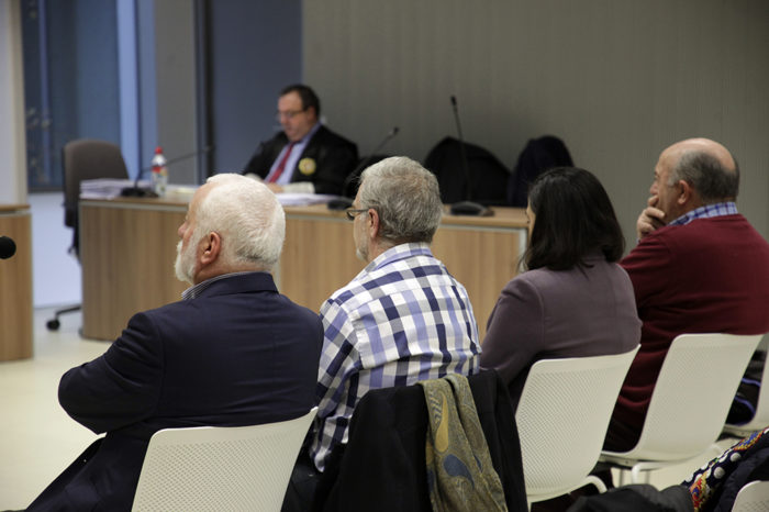 El fiscal retira el delito de estafa y rebaja a seis meses la petición de pena de prisión a Muñoz