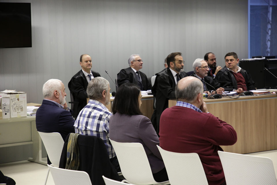 El exconsejero, sentado a la izquierda en en el banquillo de los acusados, en la primera sesión del juicio. / Ingrid