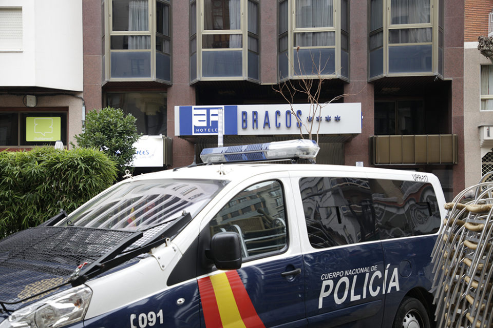 Coche de la Policía Nacional frente el hotel Los Bracos. / Ingrid