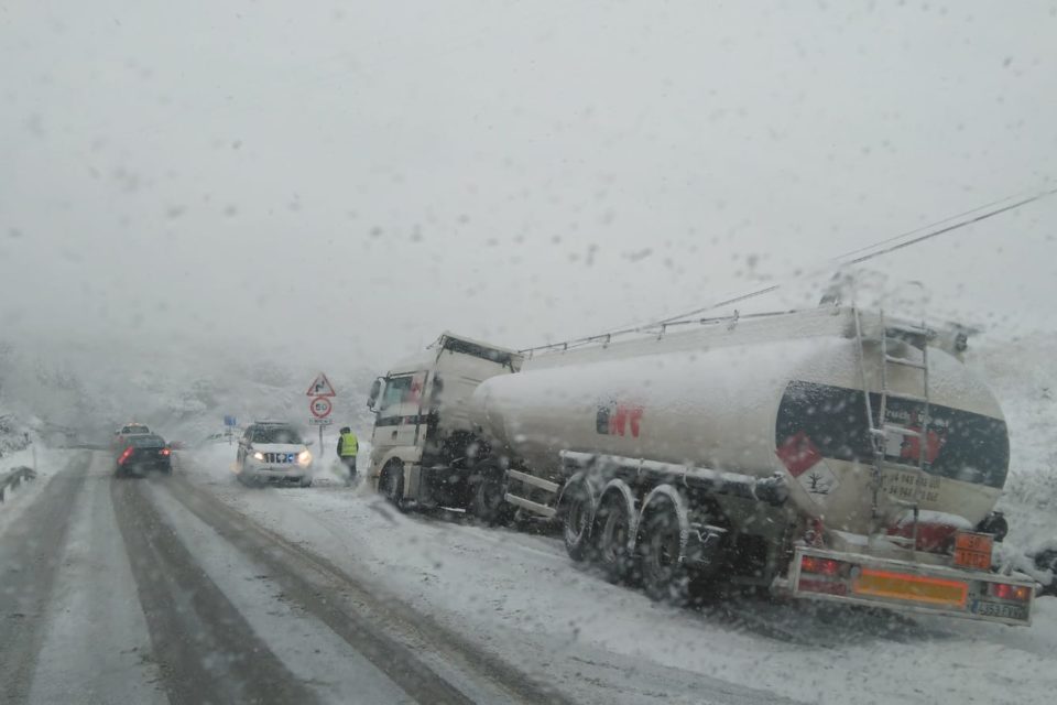 Un camión, en la cuneta de la N-111, a la altura de la Ermita de Tómalos. / Inma Sáenz