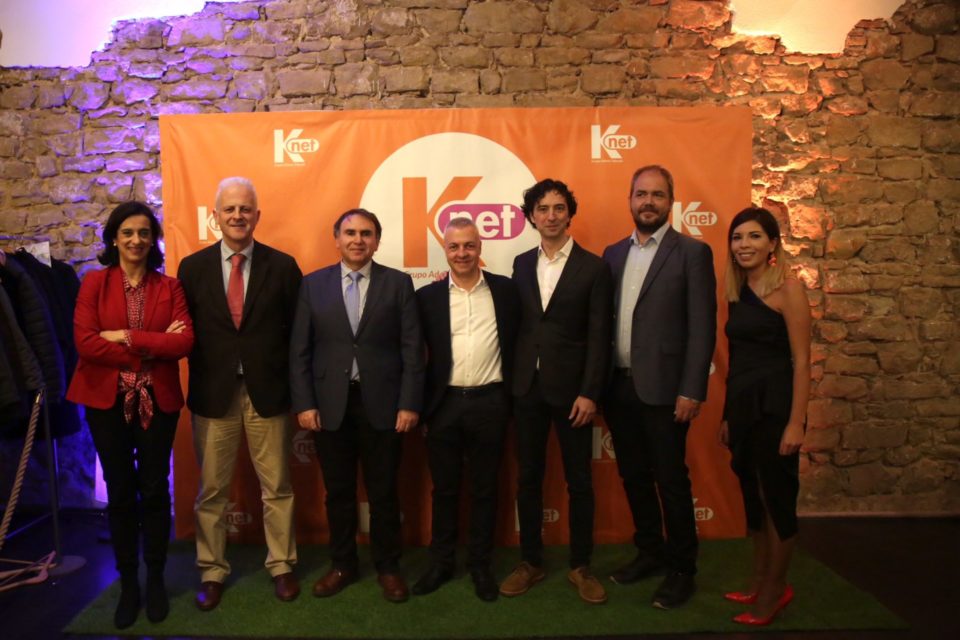 El alcalde de Logroño y el consejero de Desarrollo Económico, con directivos de Knet. /CLARA LARREA