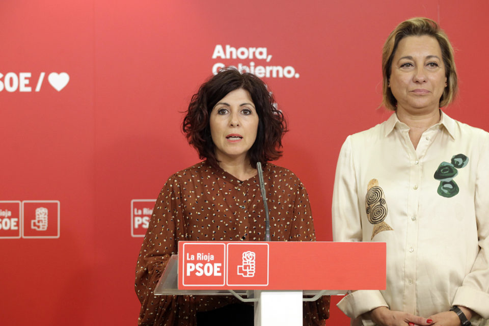 La alcaldesa de Villamediana y la senadora socialista Victoria de Pablo, en rueda de prensa. / Ingrid