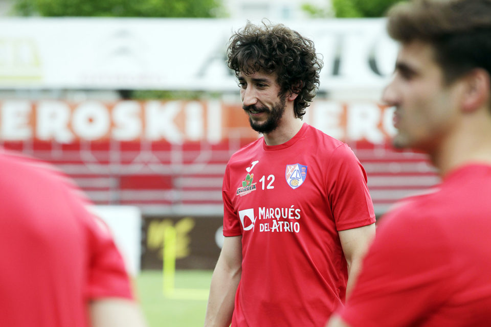 Javi Barrio, en el centro de la imagen, en el primer entrenamiento de la pretemporada rojilla. / Clara Larrea