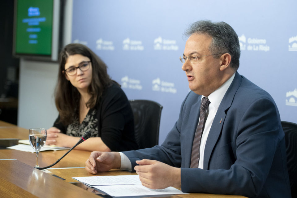 Los consejeros Luis Cacho y Raquel Romero, en rueda de prensa. / NR