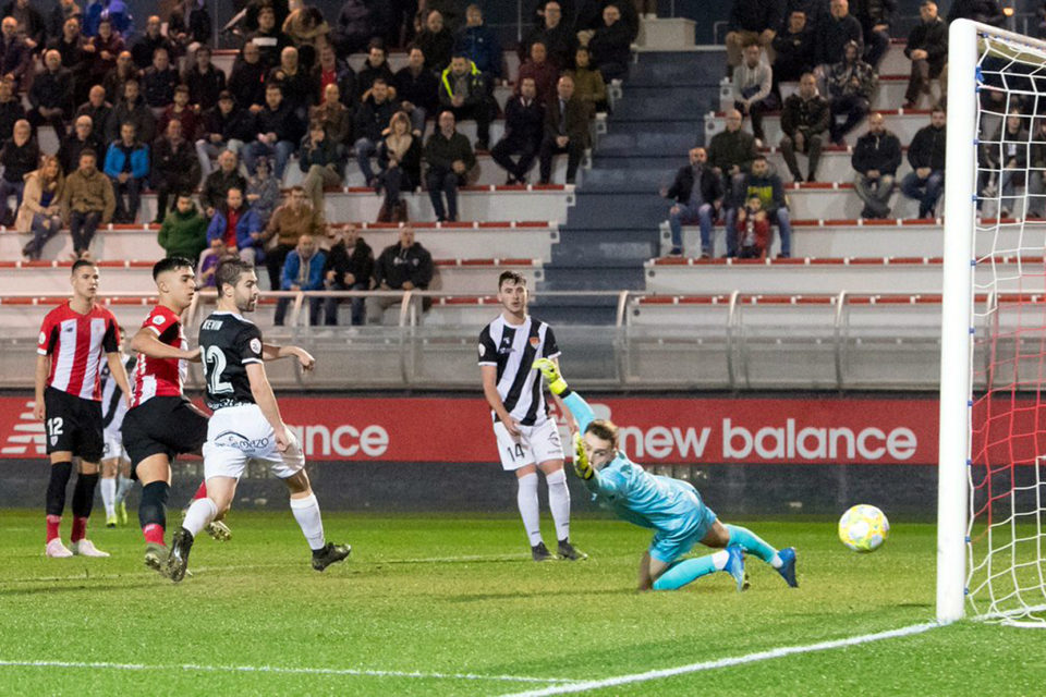 Fermín Sobrón nada pudo hacer para evitar el gol de Bernaola (2-1). El futbolista vizcaíno hizo un doblete antes de ser sustituido lesionado. / Athletic Club