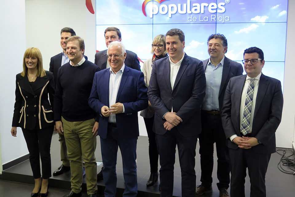 José Ignacio Ceniceros, con el nuevo secretario general (a su derecha) y el resto de miembros de la cúpula del PP riojano. / NR