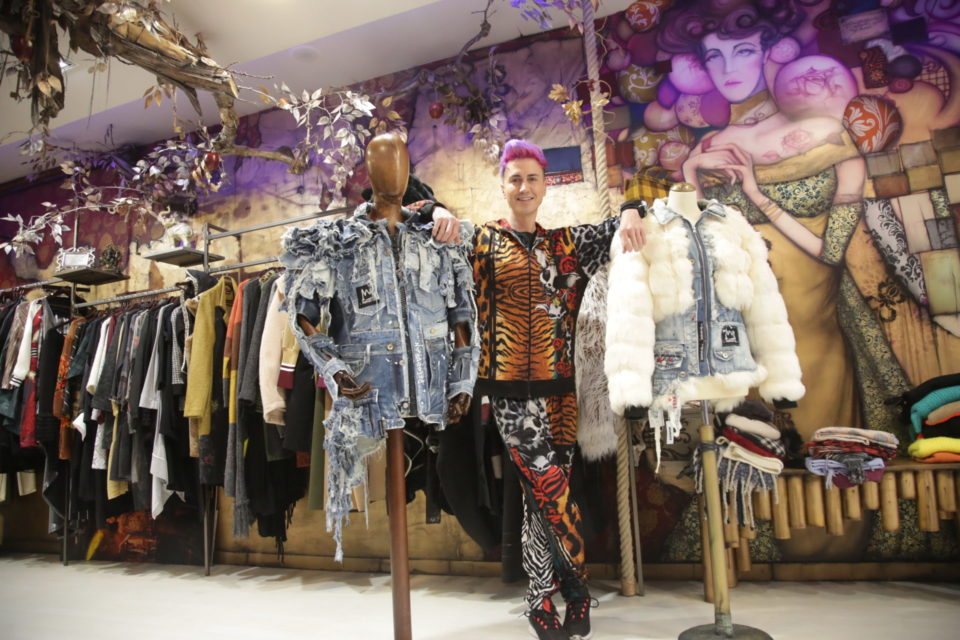 Peio Durán en su tienda de Logroño Golden Room