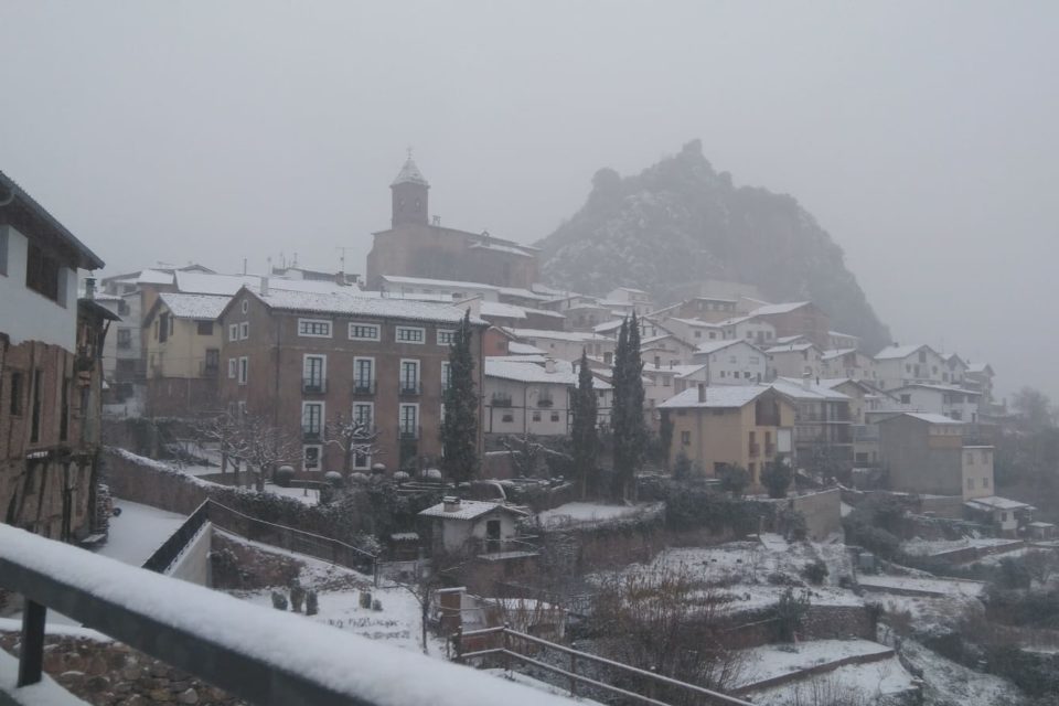 Nieva de Cameros, completamente blanca, podría repetir la estampa este martes. / Inma Sáenz