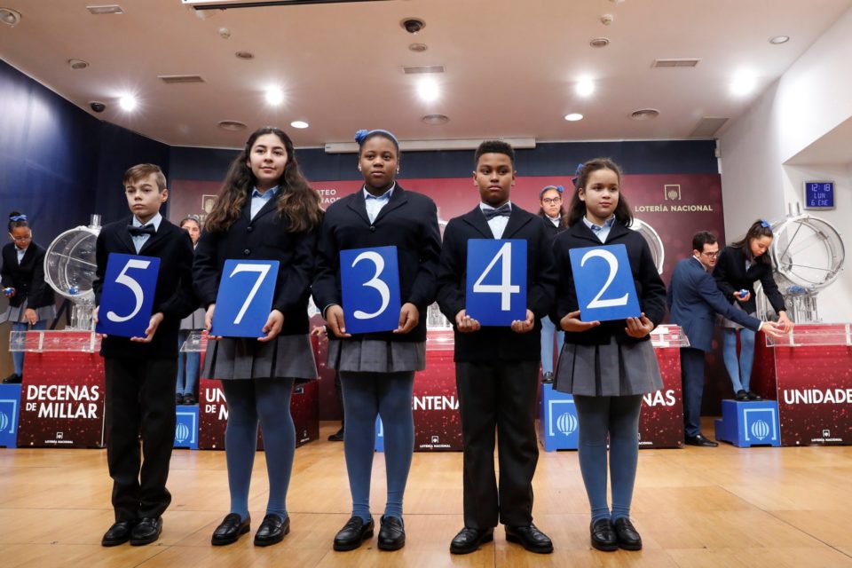 Las niñas y niños que extrajeron el premio gordo muestran el 57.342. /EFE