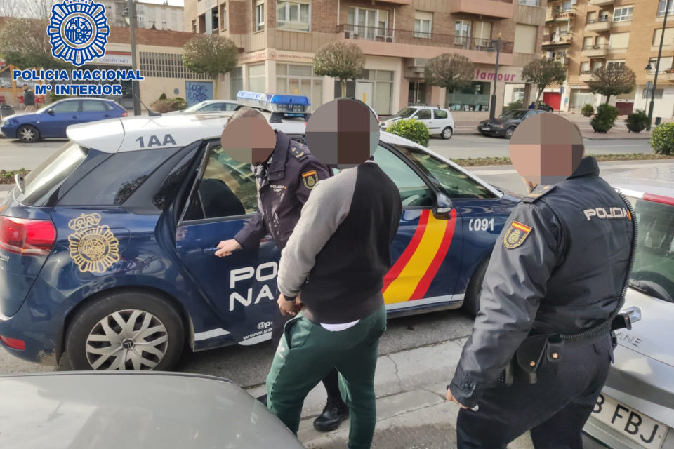 La Policía conduce al detenido a las dependencias policiales. / Policía Nacional